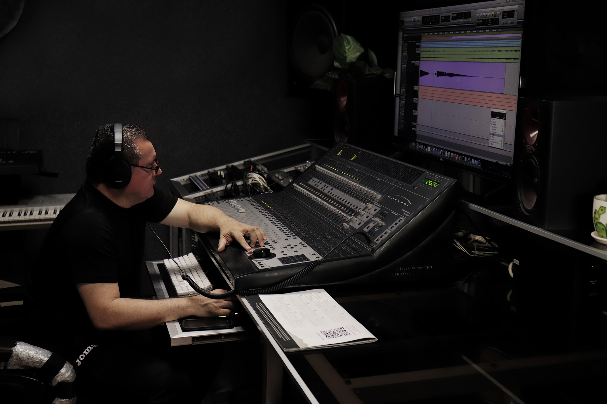 Héctor David en estudio de grabación