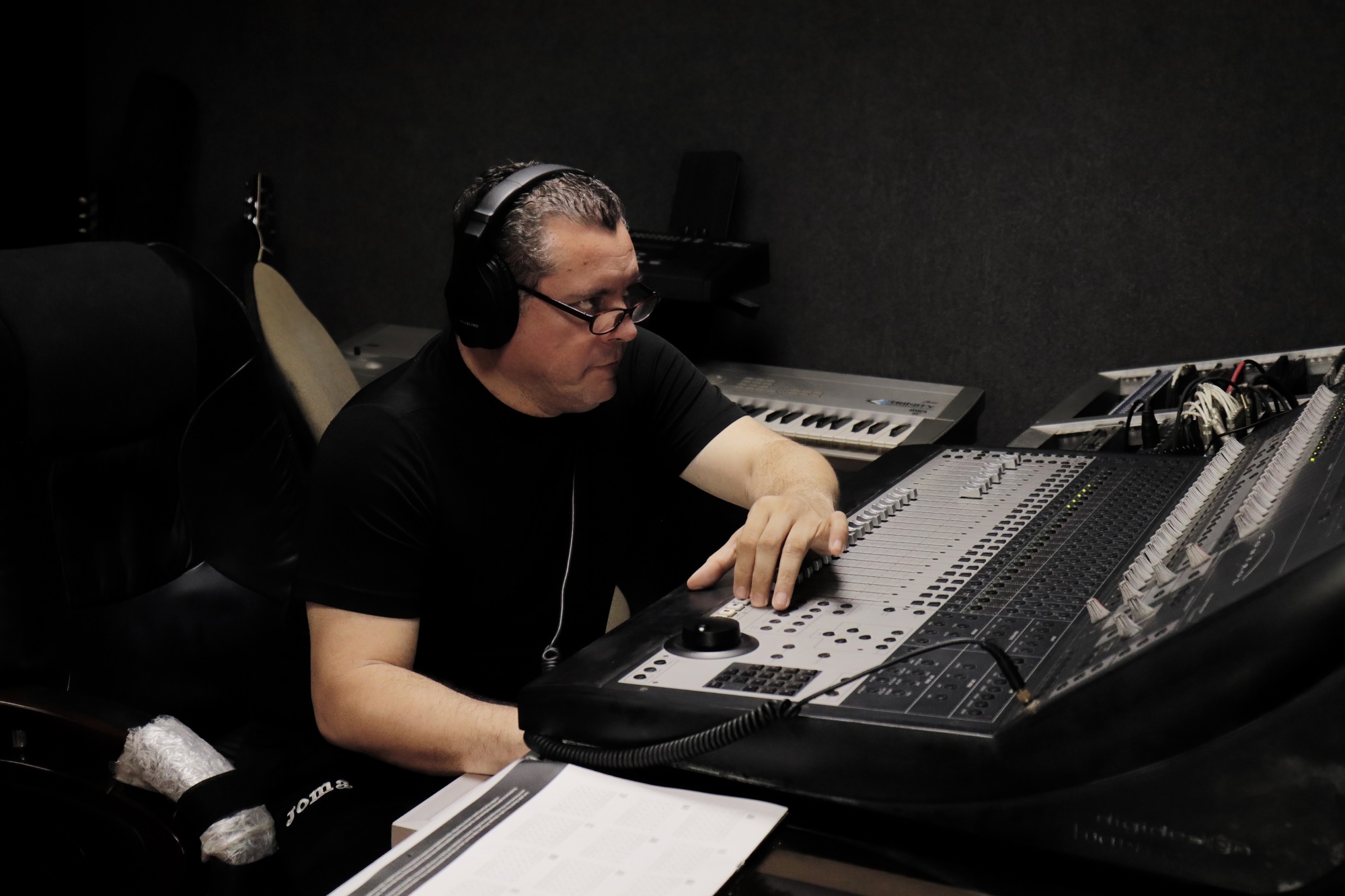 Héctor David  en estudio de grabación